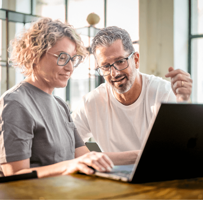 Coppia che lavora insieme al laptop